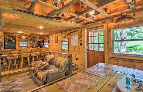 Secluded and Quiet Pocono Mountain Cabin with Hot Tub! - Foto 5