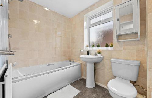 3 Bedrooms Elegant Homely House, Sleeps 6 Comfortably with 4 Double Beds, Newcastle, Free Street Parking, Business Travellers, Contractors, & Holiday Goers, Near all Major Transport Links in Newcastle & City Centre - Foto 21