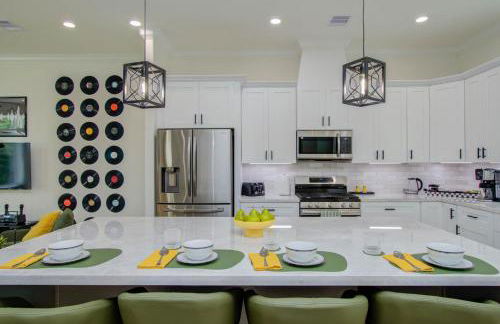 3bd-Rooftop Movie Theater-BBQ-Retro Music Theme-Downtown 8mins - Photo 48