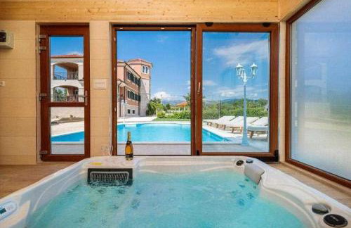 5-Bed Villa with Pool, Jacuzzi & Padel Court - Foto 24