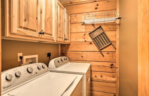 Luxe Fightingtown Creek Cabin 2 King Suites and Spa - Foto 21