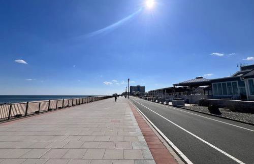 3BR Beach House | Fire Pit & Bar | Steps to Beach - Foto 13