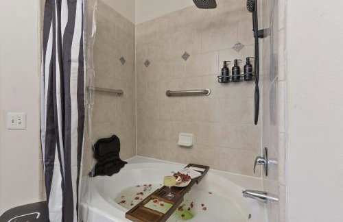 Luxury 1BR Resort Stay with WiFi, Pool, and Desk near Med Center and NRG - Foto 10