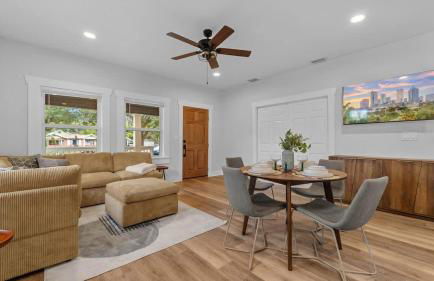 Mid-Century Modern Retreat by Coffee, Food + Shops - Foto 35