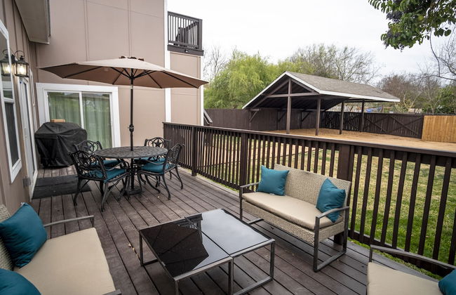 Brand NEW Large Impressive House Near Downtown! - Photo 26