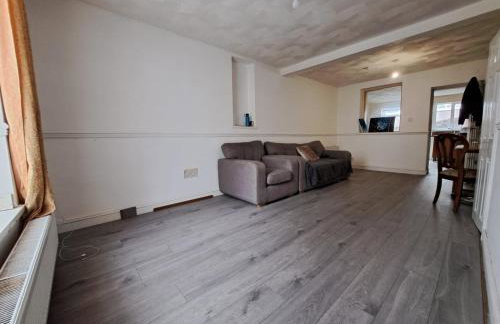 Cheerful 2 bed house free parking nearby park - Photo 5