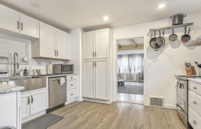 2BR Central Location Big Backyard & Dog Friendly! - Photo 12