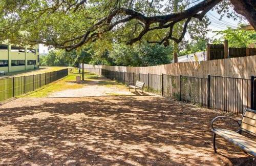 Prime SoCo King Bed 1BR & 2BR Suites w Gym, Pickleball, Laundry - Photo 43