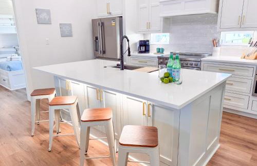 4BR Beach Haven - Deck, Gourmet Kitchen, Tiki Bar Fun - Foto 25