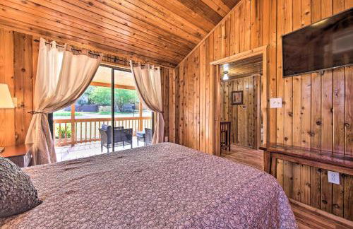 Couples Cabin with Luxury Deck, 1 Mi to Canyon Lake! - Foto 14