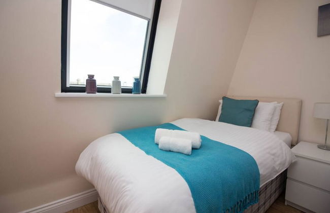 Stayzo Castle Penthouse 18- A Clean Fresh Modern Apartment With Free Wi-fi - Foto 20