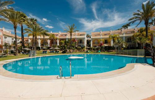 Townhouse in first line beach, Bahia de Marbella, Marbella - Photo 16