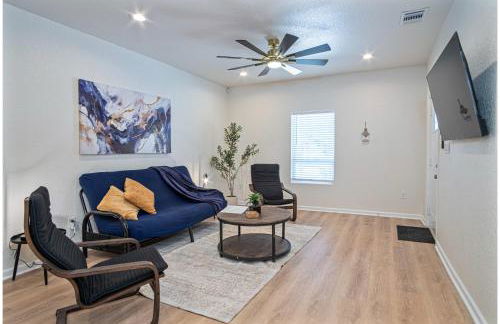 Unwind in Style 4BR2BA Quick Access to Downtown - Foto 5