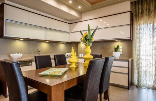 White Crystal Beachfront Apartment - Photo 3