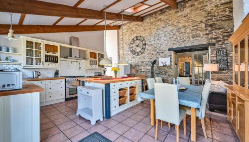 Polean Farm Old Farmhouse - With Large Jacuzzi, Games Room, Near the Sea and with Free Access to a Nearby Pool - Foto 3