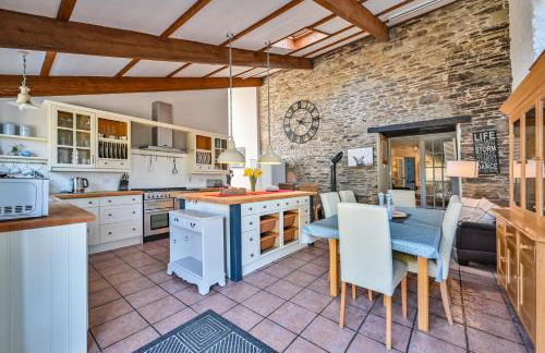 Polean Farm Old Farmhouse - With Large Jacuzzi, Games Room, Near the Sea and with Free Access to a Nearby Pool - Foto 3