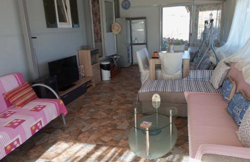 Beachside Mobile Home with Private Yard - Foto 16