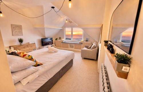 Pier View Retreat - 5 Mins Walk to Beach - Sea Views With Parking - Photo 3