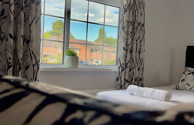 The Cheshire Gathering - Hot Tub 8 Bedroom - Photo 8