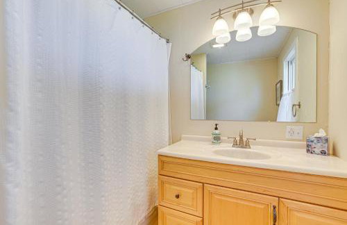 Lake Champlain Family Retreat with Deck and Yard - Foto 11