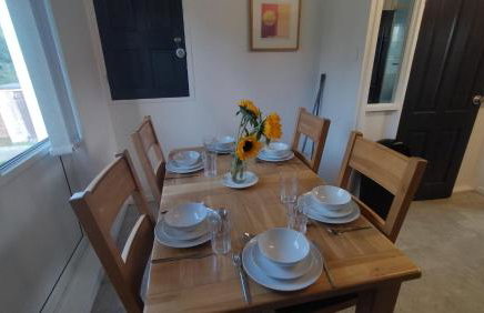 Leeson House in Harborne, Birmingham near Botanical Gardens, Queen Elizabeth Hospital, Birmingham University, Utilita Arena, Edgbaston Cricket Ground, Cadbury World and the Midland Art Centre, with free parking - Photo 41