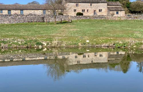 Romantic four poster Cottage private outdoor Hot Tub & Sauna at Harthill Hall plus private daily use of indoor pool and sauna 1 hour per day - Photo 18