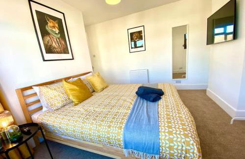 Spacious 3 Bedroom House - 5 Minutes to the nearest Beach! - Great Location - Garden - Parking - Fast WiFi - Smart TV - Newly decorated - sleeps up to 7! Close to Poole & Bournemouth & Sandbanks - Foto 16