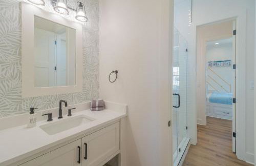 4BR Beach Haven - Deck, Gourmet Kitchen, Tiki Bar Fun - Foto 51