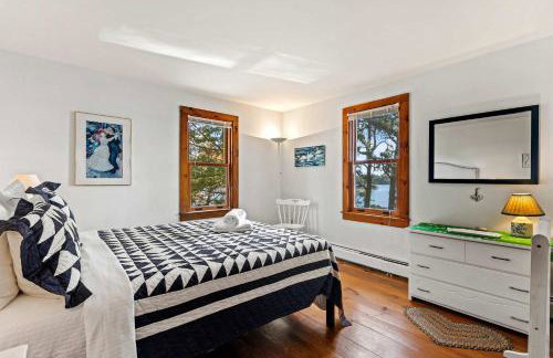 Waterfront on Swan Pond with Kayaks - Photo 20