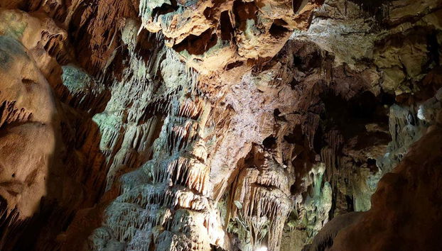 À l'intérieur de la grotte de Resava
