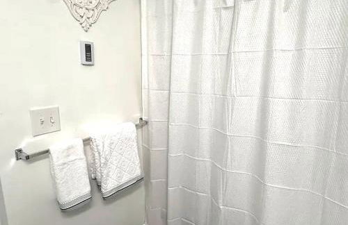 NEW - Mins to Hospitals - Manchester - Derry - Nashua - Concord - Queen Bed - Foto 17