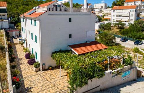 La Perla Apartments - Photo 6