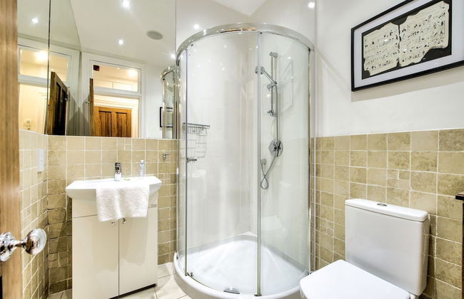 St Stephen Street Apartment - Photo 16