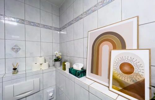 KUELhome - STYLISCHE ZENTRALE WOHNUNG MIT KÜCHE UND PARKPLATZ IN SEITENSTRAẞE - Foto 34