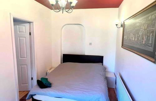 Inviting 4-Bed House near Heathrow w Fireplace - Foto 19