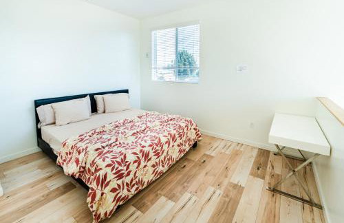 Modern 3 Bedroom 3 Level Loft in Hollywood Sleeps 10 Free Gated Parking Full Kitchen - Photo 25