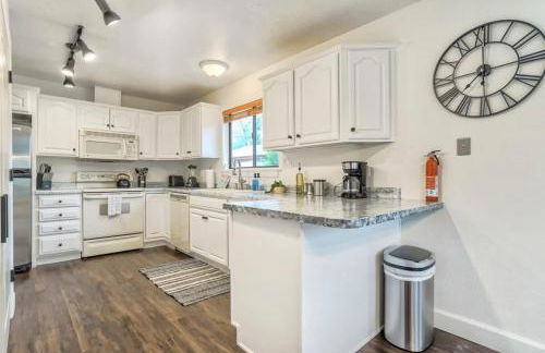 3BR with Patio and Fire pit near Hiking & Downtown - Foto 13