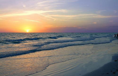 AMI/Holmes Beach - 3/2 Home - Private Heated Pool and Yard - walk to beach - Photo 24