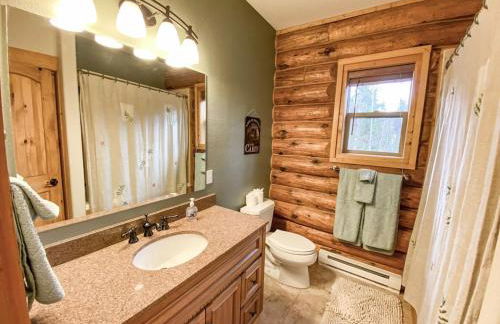 Secluded Log Cabin with Views & Hot Tub, Foosball, Wood Stove - Heavenly Homestead - Foto 29