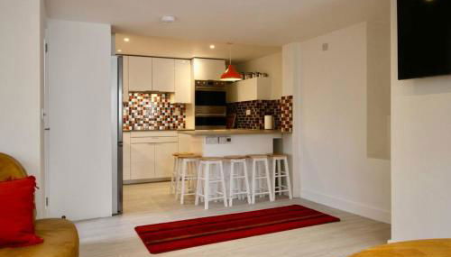 Vernon Place town centre, Vernon Cottage 3-bed with parking, 1A Vernon Court 2-bed with parking, 1B studio no parking, off the High Street next to Sandford Park - Photo 5