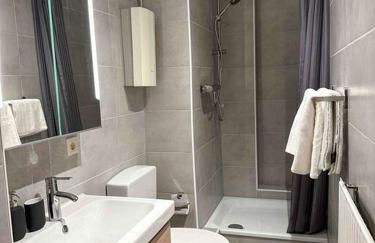 Modern City apt. -with 2 TV, Netflix and work desk - Foto 5