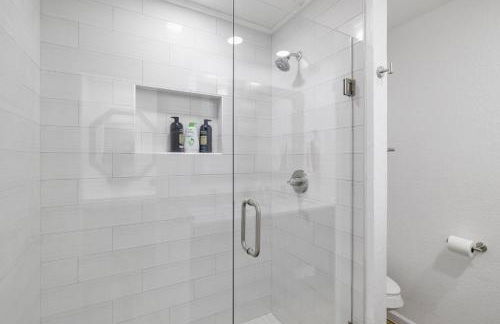 Arlington Entertainment District Home Green & White Door - Foto 72