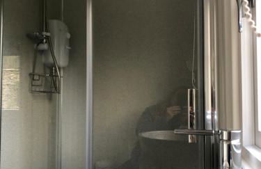 Green Valley, Cotswold stay with hamper - Photo 8