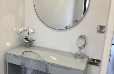 Couples Canalside Retreat with Hot Tub & Pergola - Photo 14