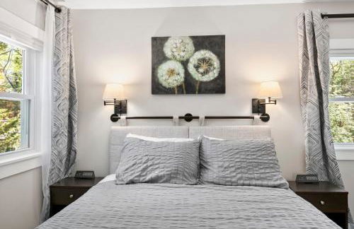 Modern & Cozy on Private Lane, Minutes to Airport - Foto 28