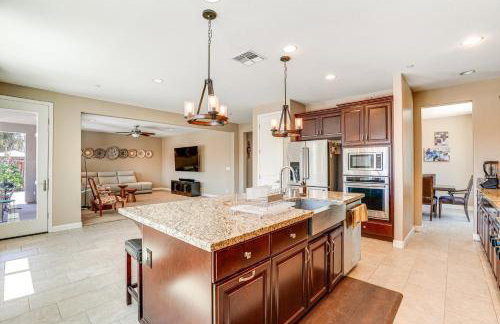 4 Mi to The Streets of Brentwood Home with Fire Pit - Foto 6