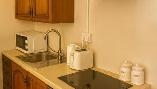 Elegant Vintage Stay Near Airport & NEC, Long-stay or Contractors Deal - Foto 3, stove, toaster