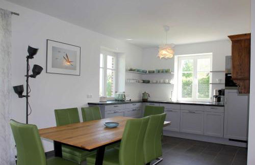 wassernahes Ferienhaus mit Meerblick und Schwimmbadnutzung in Sellin - Ferienhaus Rohrweihe - Foto 10