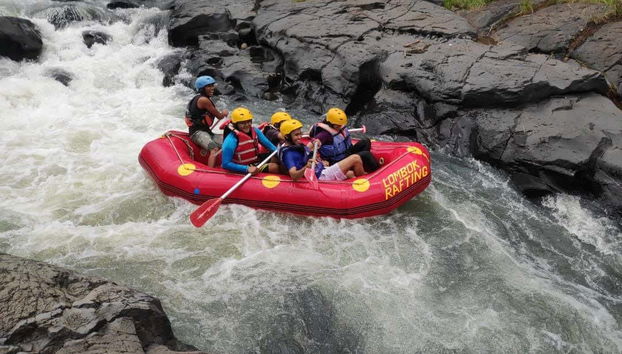 Desfrutando da atividade de rafting