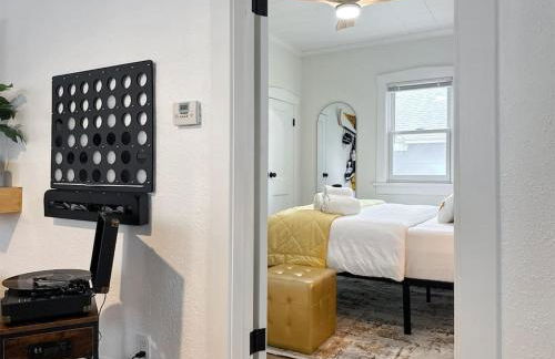 Step into School Spirit at the Golden Dome Getaway - Foto 45